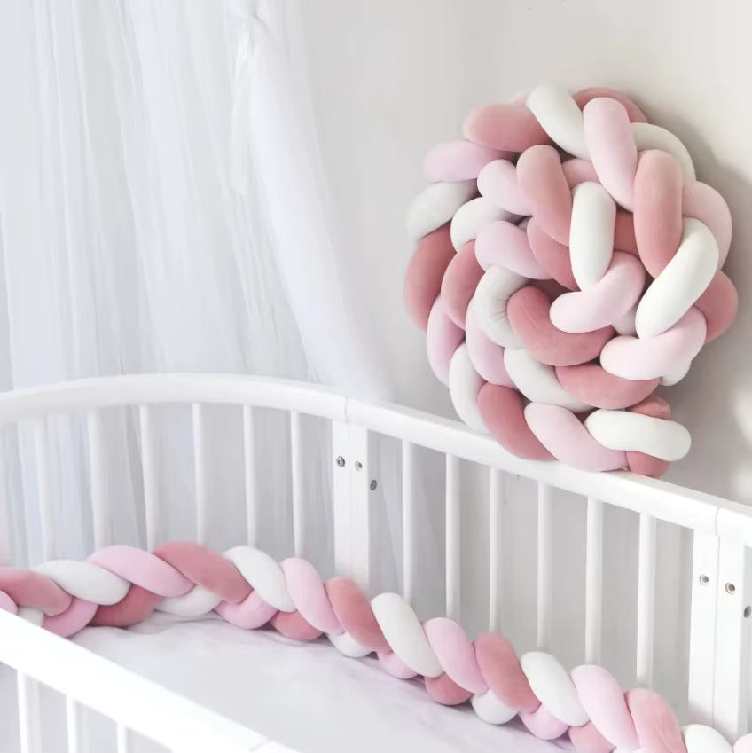 Kuschelige Babybett Stoßstange – Weiche Knoten-Kissen für sicheren Schlaf